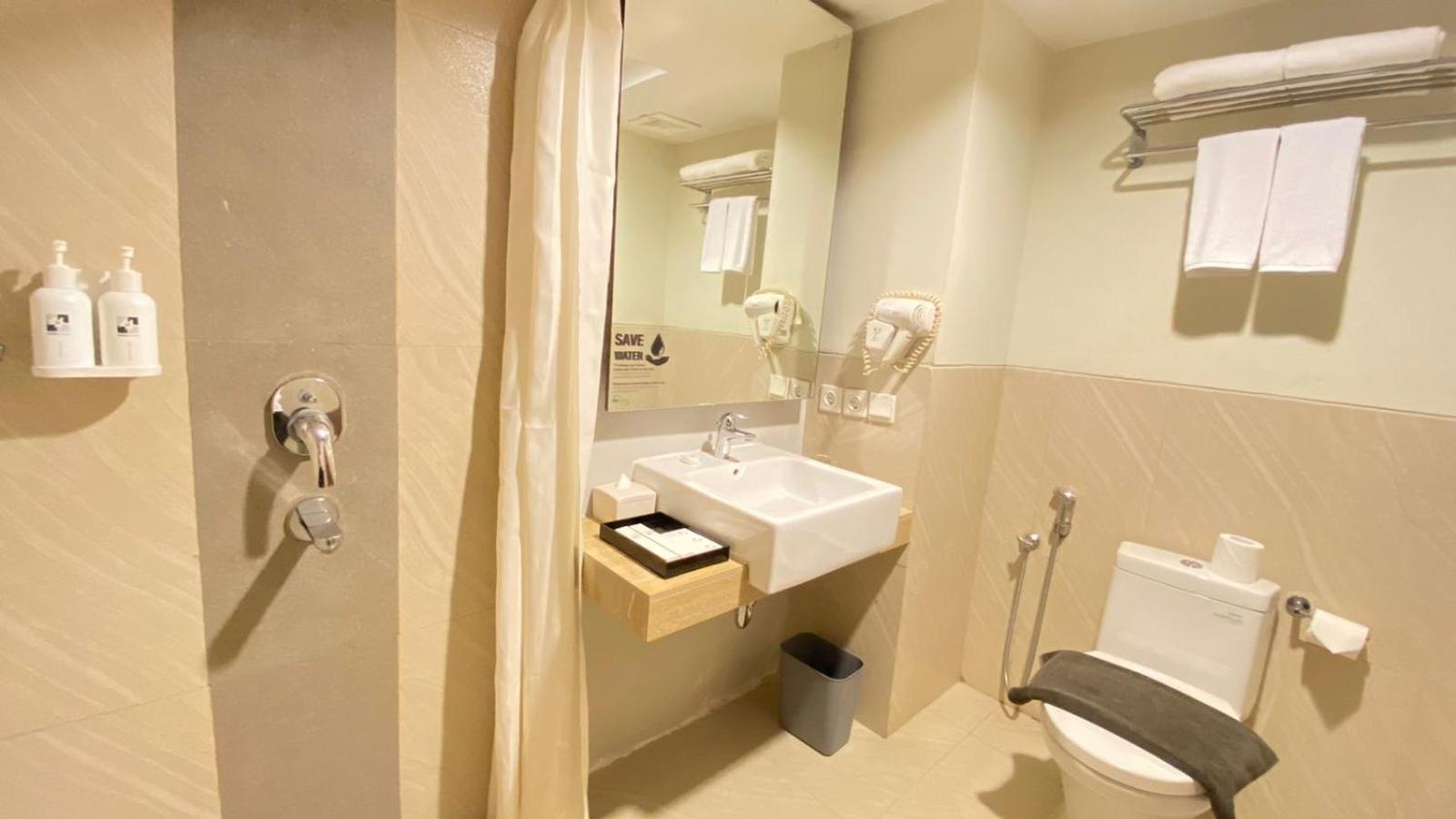 Swiss-Belcourt Bogor Hotell Exteriör bild